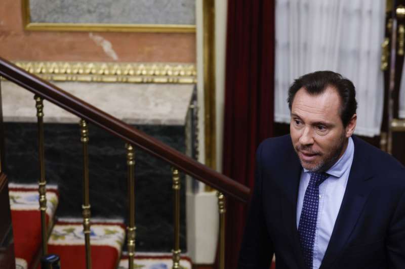 El ministro de Transportes, Oscar Puente, en un pleno del Congreso. EFE/ Javier Lizn
