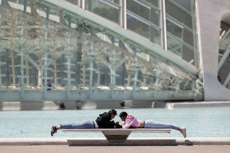 Imagen de archivo de dos personas descansando al sol sobre un banco de la Ciudad de las Artes y de las Ciencias de Valncia. EFEBiel Alio
