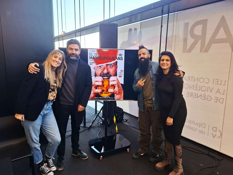 Joe Burger est acompaado en su primer proyecto por Miguel Segu, guionista y director de la obra, y sus compaeros de reparto: Mireia Prez, Laura Pellicer, Ral Ferrando y Toni Mis.