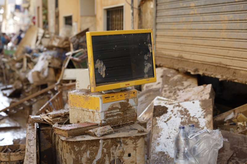 Restos acumulados en una calle de la localidad valenciana de Paiporta, este sbado.EFE Biel Alino
