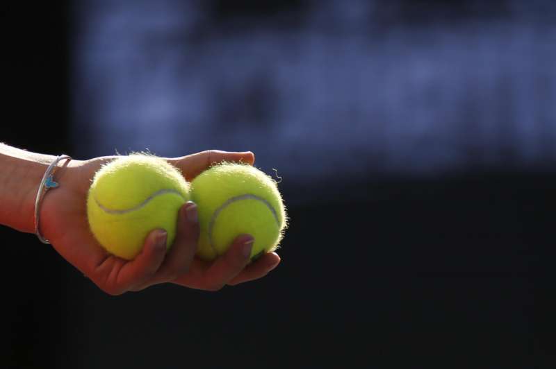 Una tenista con unas pelotas de tenis. EFEArchivo
