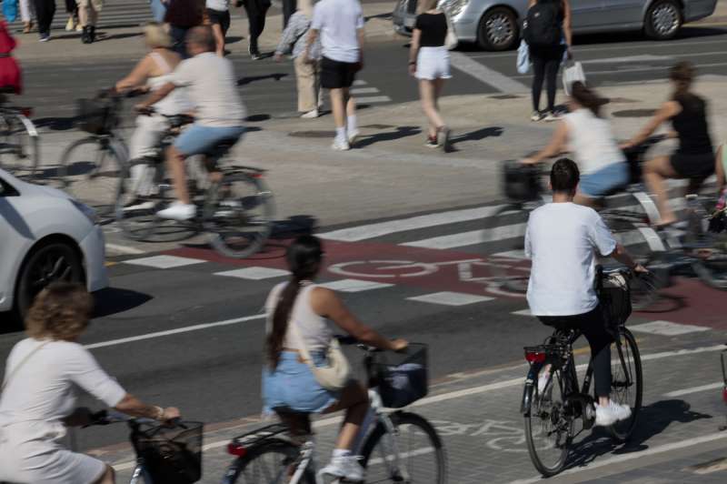 Un grupo de personas en bicicleta cruzan un paso de cebra durante un anterior Día sin Coches en València. EFE/Ana Escobar
