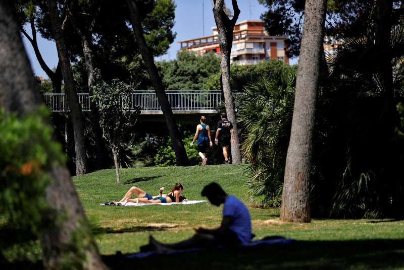 Una pareja camina por el jardn del ro Turia, en la ciudad de Valencia, en un da de buen tiempo. EFEManuel Bruque
