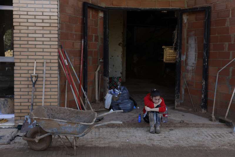 Una voluntaria hace una pausa en su trabajo en la puerta de un garaje de Paiporta (Valncia). EFEJorge Zapata