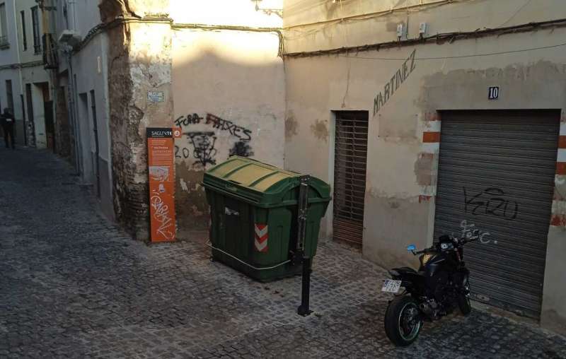 Un carrer del barri del Raval de Sagunt.  FOTO: Associaci de Vens del Raval (via Facebook)