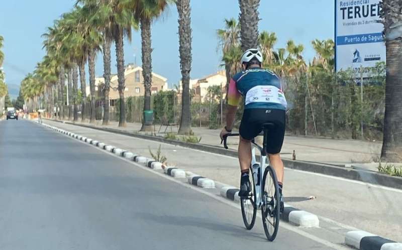 Un ciclista circulando por la calzada en lugar del carril bici, a su derecha.  EPDA