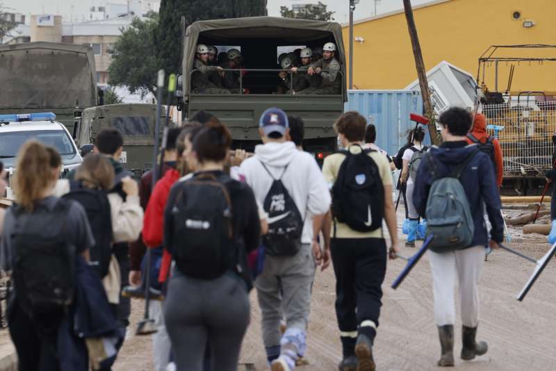 Un grupo de personas junto a un camin del Ejrcito caminan este lunes en direccin a Paiporta, Valencia este lunes EFE