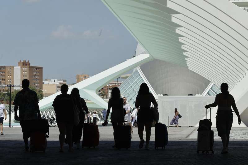 Varias personas con sus maletas pasean junto por la Ciudad de las Artes y las Ciencias de Valencia. EFE Kai FrsterlingArchivo
