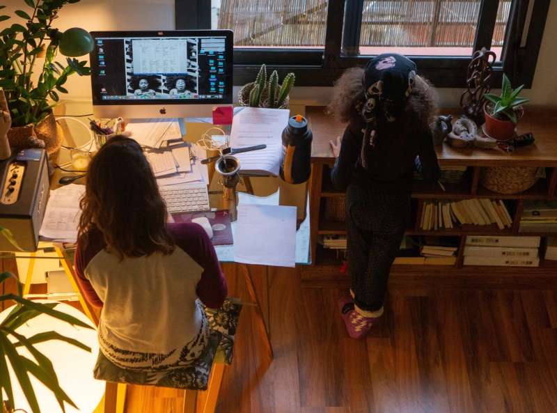 Una mujer en teletrabajo mientras su hija juega a su lado. EFEFoncubertaArchivo

