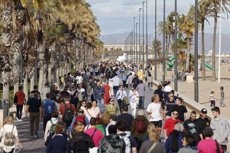 Imagen de archivo con cientos de personas caminando por el paseo martimo de Valencia. EFE Ana Escobar
