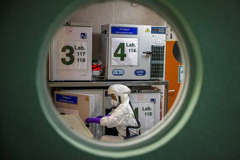 Un trabajador en el laboratorio de alta seguridad en el Centro Nacional de Biotecnología, de Madrid, que trabaja también en conseguir una vacuna. EFE/Emilio Naranjo/Archivo
