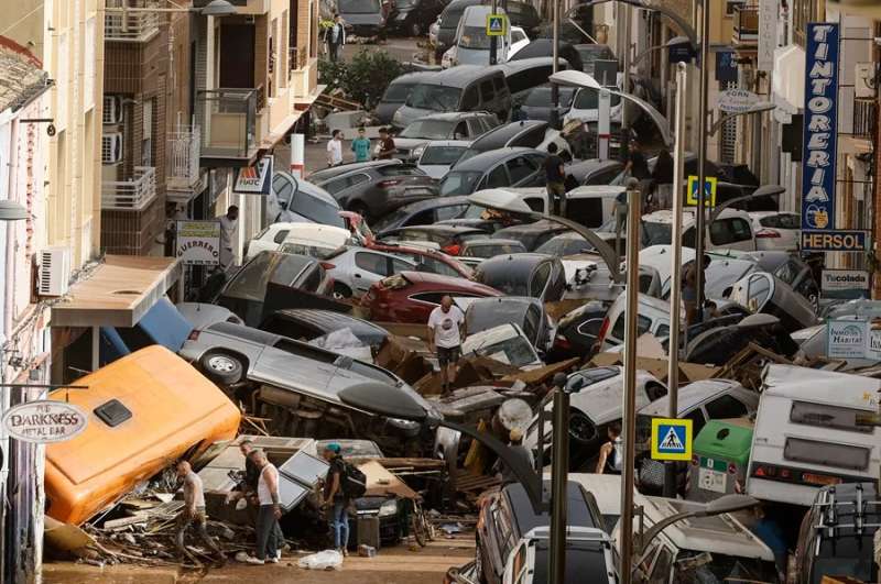 Vehculos amontonados en una calle tras las intensas lluvias en Picaa (Valencia). EFEBiel Alio