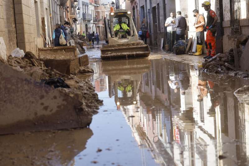 Tareas de limpieza y retirada del lodo en Paiporta (Valencia). EFE Kai Forsterling