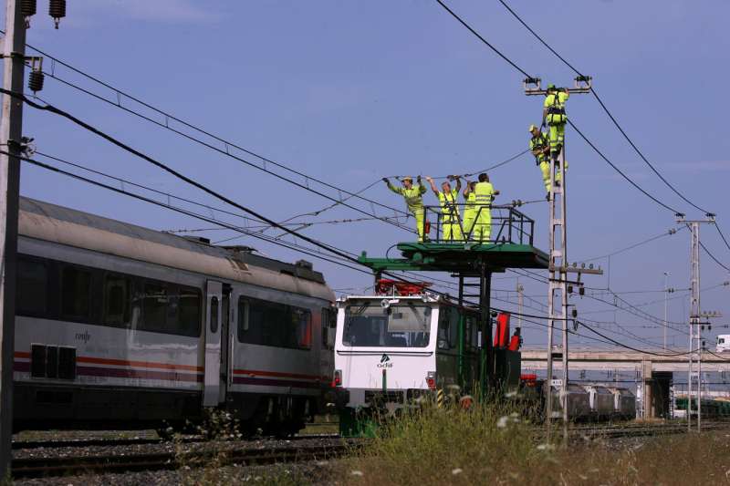 Tcnicos reparan una avera en un tramo de ferrocarril a Tarragona. EFEJaume SellartArchivo
