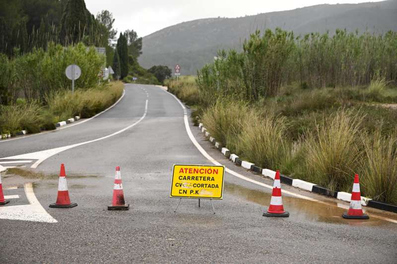 Vista general de un corte de carretera entre Cabanes y Oropesa, este lunes en Castelln. EFEAndreu Esteban
