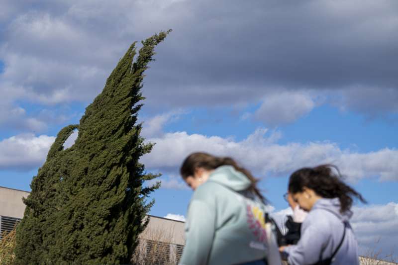 Dos personas caminan en contra del viento . EFEAndreu EstebanArchivo
