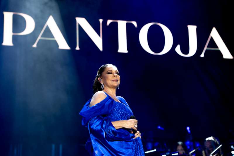 Isabel Pantoja durante su concierto en el Som Festival Castell. EPDA