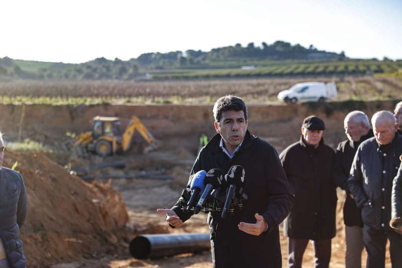 El president de la Generalitat, Carlos Mazn, atiende a los medios de comunicacin este lunes tras visitar las obras de reparacin del sistema de riego de la Comunidad de Regantes San Pedro Apstol de Godelleta. EFEManuel Bruque
