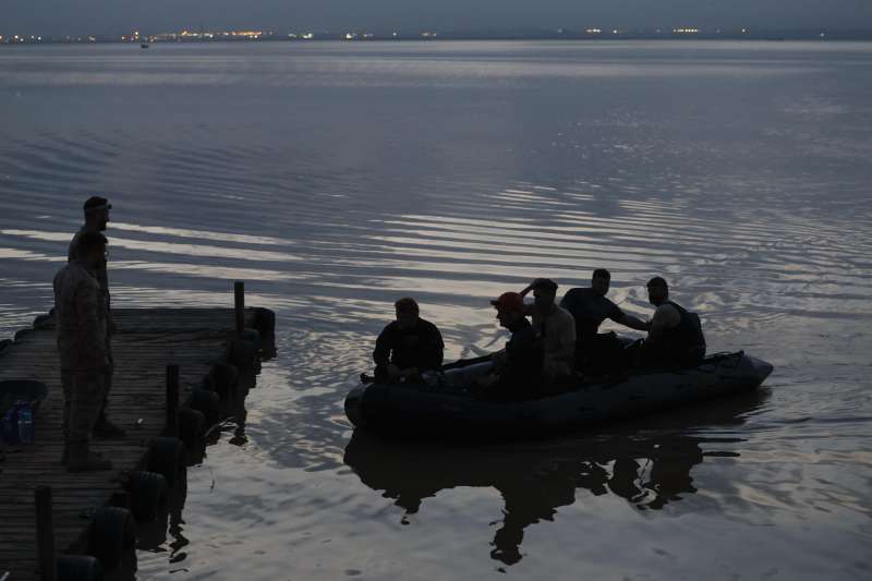 Efectivos de la Armada, buscan cadveres en las distintas zonas de la Albufera de Valencia tras el paso de la DANA. EFE J.J.Guillen
