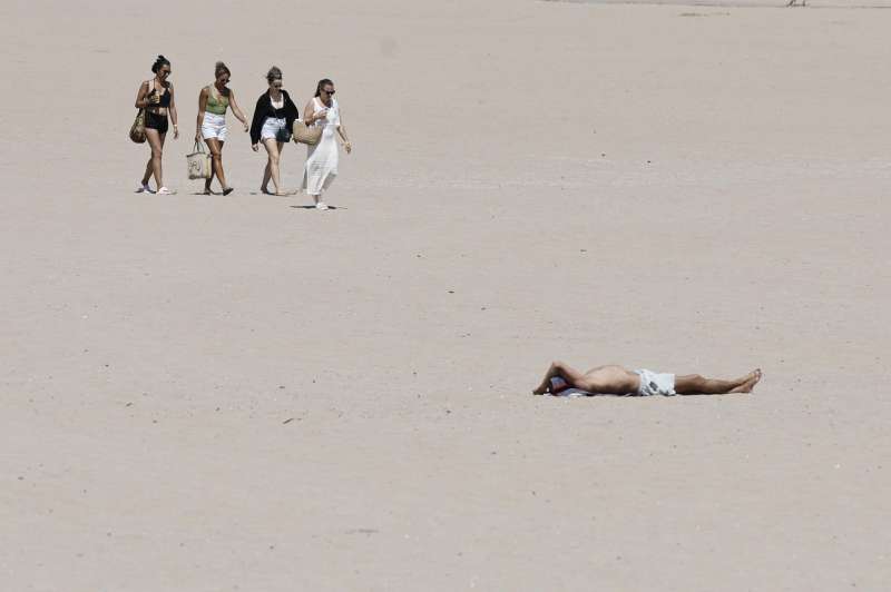 Varias personas disfrutan de la playa de la Malvarrosa en Valencia. EFEBiel AlioArchivo

