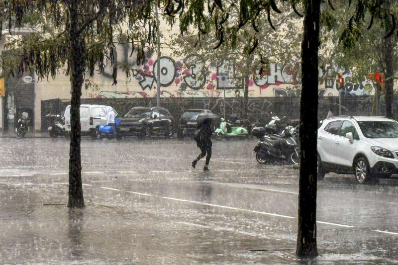 Imagen de archivo de una persona caminando bajo la lluvia. EFEAlberto EstvezArchivo
