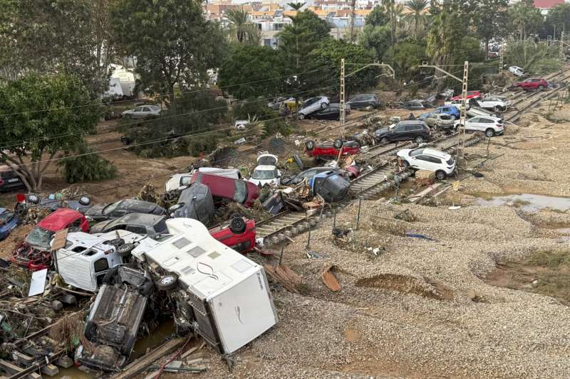 Vista general de las vas del tren a su paso por la localidad de Alfafar tras las intensas lluvias de la fuerte dana que afecta especialmente el sur y el este de la pennsula ibrica. EFERaquel Segura