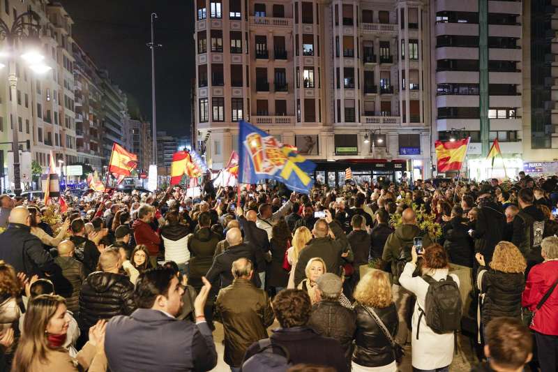 Manifestantes exigen la dimisin del presidente de la Generalitat valenciana, Carlos Mazn, y del presidente del Gobierno, Pedro Snchez, por la gestin de la DANA. EFE Manuel Bruque