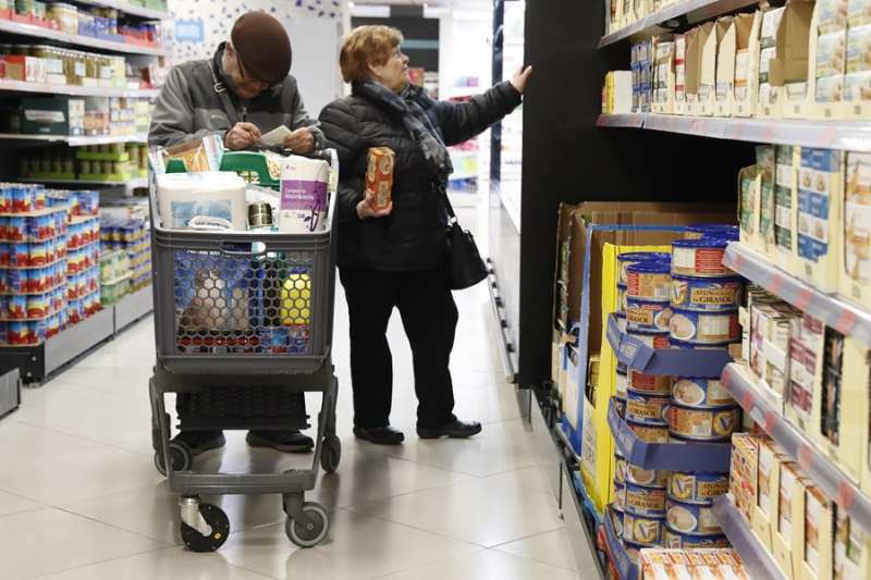 Varias personas hacen la compra en un supermercado, en una imagen de archivo. EFEEduardo Oyana

