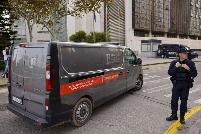 Una furgoneta frente a la Ciudad de la Justicia de Valencia. EFE