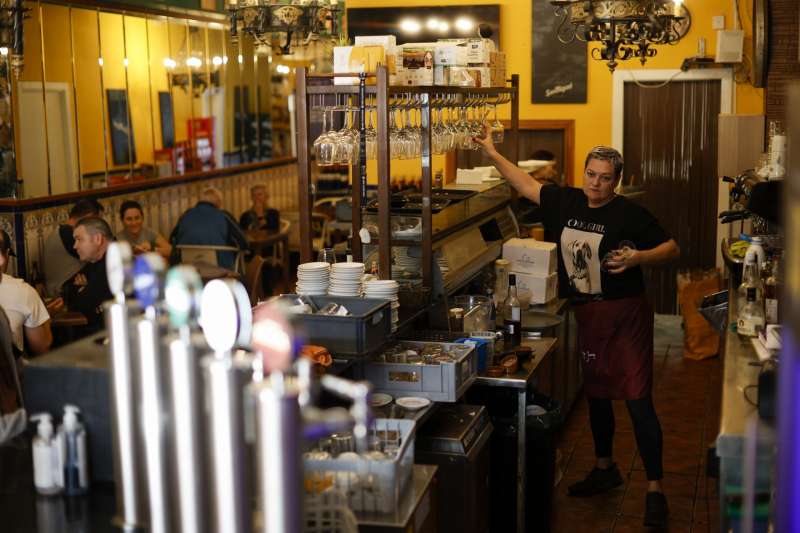 Una mujer sirve una cerveza en un bar de Paiporta reabierto tras la DANA. EFEBiel Alio
