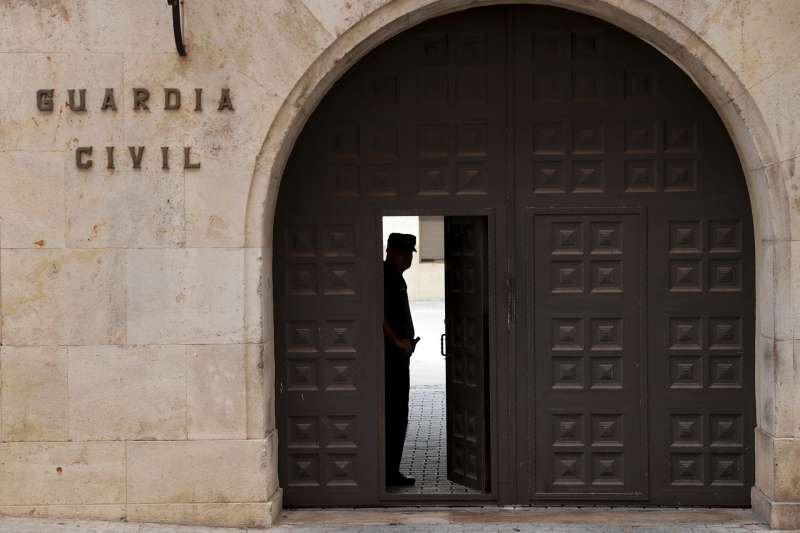 Un Guardia Civil monta guardia a la entrada de la Comandancia Provincial de Valencia. EFEManuel BruqueArchivo
