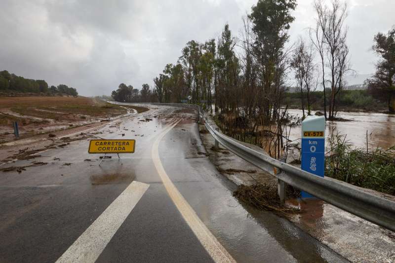 Vista general de la CV-573 cortada debido a las lluvias torrenciales que afectan a la Comunitat Valenciana. EFENatxo Francs
