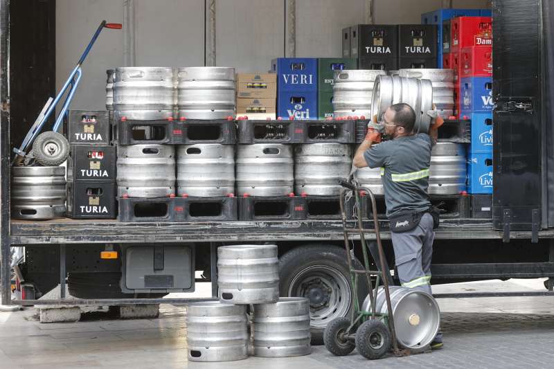 Un trabajador carga barriles de cerveza. EFEManuel BruqueArchivo
