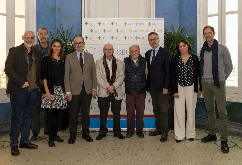 El pintor Antonio Lpez y los organizadores de las XX Jornadas de Historia y Anlisis Cinematogrfico de la Universidad CEU Cardenal Herrera (CEU UCH), dedicadas a Vctor Erice, en el Palacio de Colomina.  EPDA