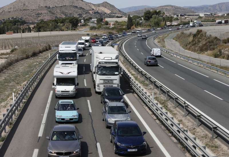 El tr fico deja retenciones de 12 km en n cleos tur sticos