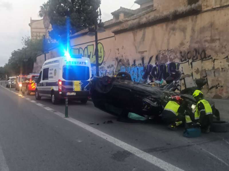 Agentes de la Policía Local y los bomberos intervienen en el aparatoso accidente de un vehículo en Valencia. EFE/Ayuntamiento de Valencia.
