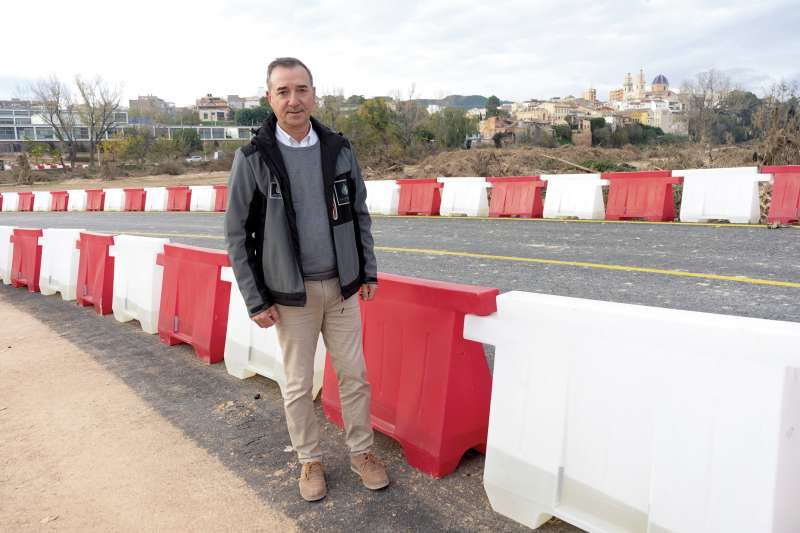 Lalcalde de Riba-roja, Robert Raga, durant lentrevista concedida a El Peridico de Aqu junt al nou pont provisional que connecta la zona nord.  EPDA