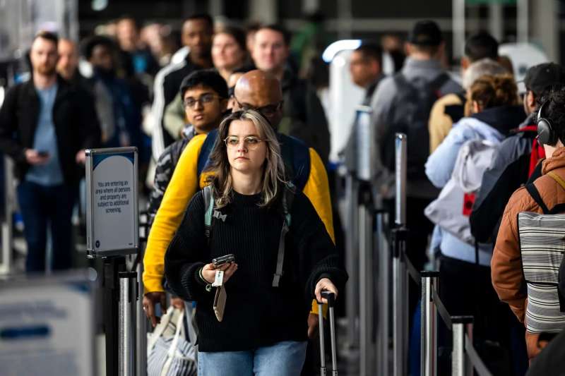 Pasajeros de avin hacen cola para pasar el control de seguridad el da anterior a la festividad de Accin de Gracias, tradicionalmente uno de los das de mayor afluencia de viajeros del ao, en el Aeropuerto Nacional Ronald Reagan de Washington en Arlington, Virginia, EE.UU. EFEEPAJIM LO SCALZO