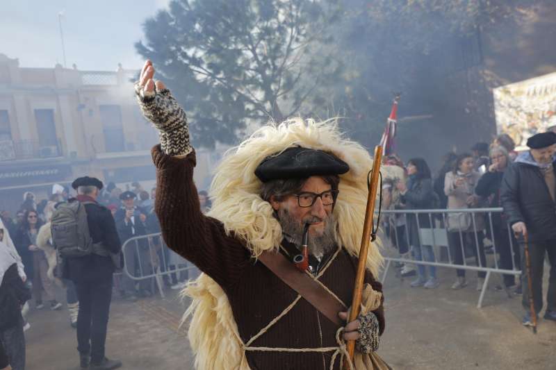 La Casa de Cultura de Beriain (Navarra), el Ayuntamiento de Beriain y el Ayuntamiento de Massanasa celebran en esta localidad un acto solidario para las familias afectadas por la DANA, con un desfile cultural, en el que uno de los protagonistas es el Olentzero, el pap Noel vasco. EFE Kai Frsterling