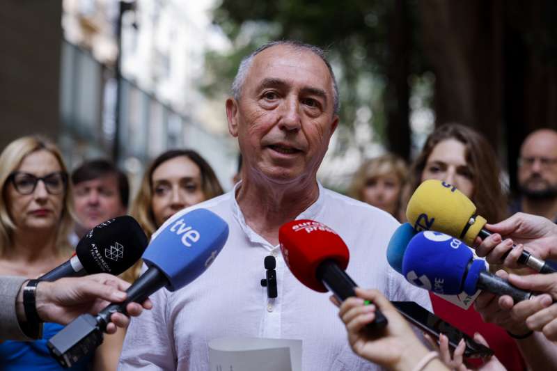 El síndic de Compromís en Les Corts Valencianes, Joan Baldoví, ofrece declaraciones a los medios de comunicación sobre el 