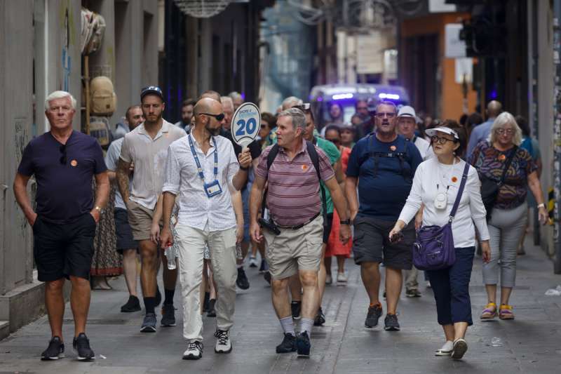 Imagen de archivo de un grupo de turistas es guiado por el casco antiguo de Valncia. EFEBiel Alio Archivo
