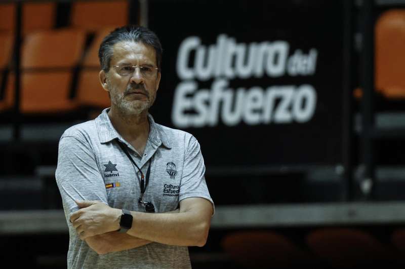 En la imagen, el tcnico Pedro Martnez observa a sus jugadores durante un entrenamiento. EFE/Biel Alio/Archivo
