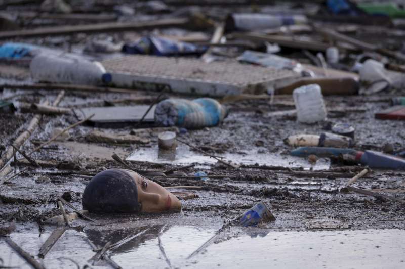 Detalle de la basura trada hasta los arrozales de La Albufera por la fuerza del agua de las inundaciones provocadas por la DANA del pasado 29 de octubre. EFEKai Frsterling