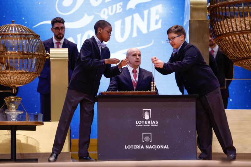 Dos nios de la Residencia San Ildefonso de Madrid durante el sorteo de la Lotera de Navidad que se celebra este domingo. EFEJavier Lizn