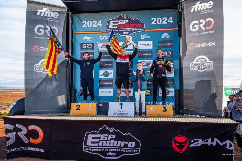 Alejandro Andreu Batlles en el podio tras proclamarse campen de Espaa de enduro en Czar (Ciudad Real).  EPDA