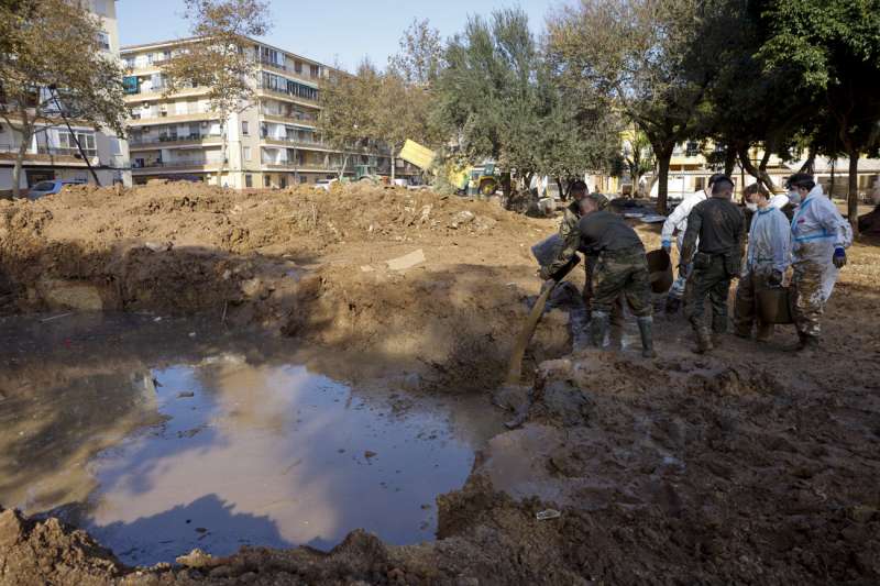 Miembros del ejército trabajan en la limpieza del lodo este martes en la localidad valenciana de Alfafar, cuando se cumplen 21 días tras la dana que causó la tragedia, el número de víctimas mortales asciende a 227 y se continúa buscando a 11 desaparecidos. EFE/ Ana Escobar