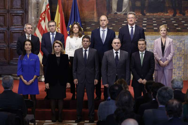 El president de la Generalitat valenciana, Carlos Mazn (c), preside este martes la toma de posesin de los cuatro nuevos consellers del Gobierno valenciano: la de Justicia y Administracin Pblica, Nuria Martnez (3i, fila de arriba), el de Emergencias e Interior, Juan Carlos Valderrama (2d, fila de arriba), la de Innovacin, Industria, Comercio y Turismo, Marin Cano (d), y el vicepresidente seg