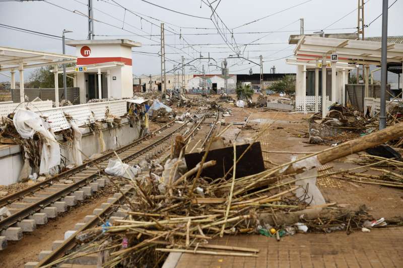 Vista de la destrozada estacin de metro en Paiporta, este viernes. EFEBiel Alio  