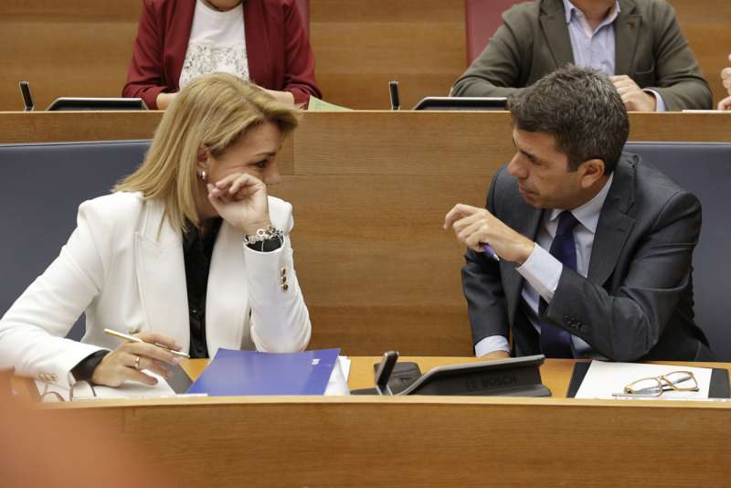 El presidente valenciano, Carlos Mazn, conversa con la vicepresidenta Susana Camarero. EFEManuel Bruque
