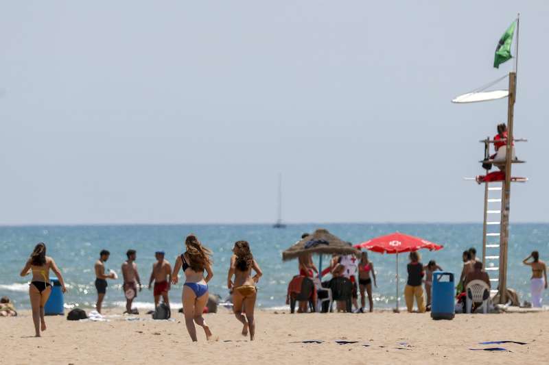 Varias personas disfrutan del buen tiempo en la playa. EFEManuel BruqueArchivo
